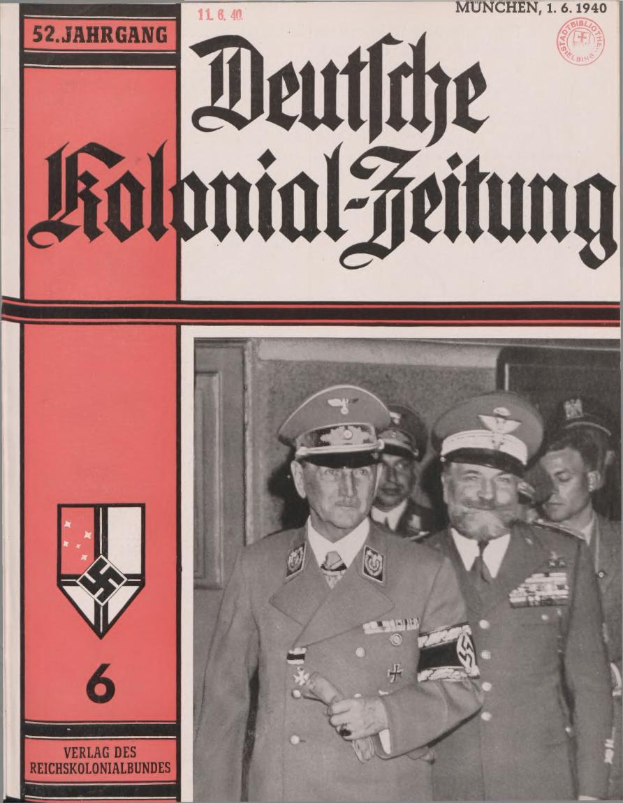 Ein Buchumschlag aus November 1940 mit dem Titel "Deutsches Kolonial-Feitung", der ein Bild von Adolf Hitler zeigt, der von Menschen mit Mützen umgeben ist.