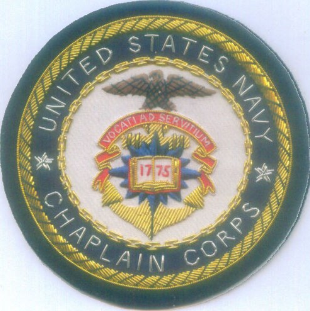 Ein rundes Patch mit blauem Hintergrund und weißem Rand, auf dem der Text 'United States Navy Chaplain Corps' in weiß steht, mittig platziert.