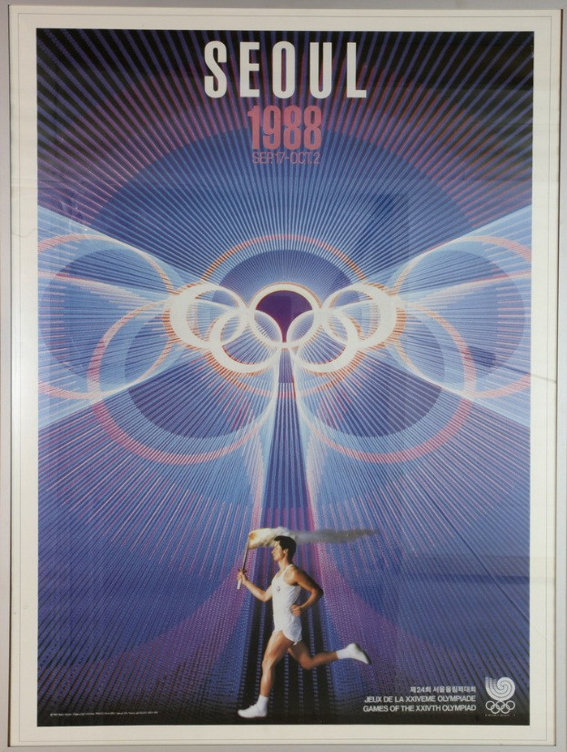 Eine Person, die mit den Olympischen Ringen im Hintergrund läuft und die Wörter "Olympische Spiele" quer über die Spitze geschrieben sind, von dem 1988er Plakat aus Seoul.