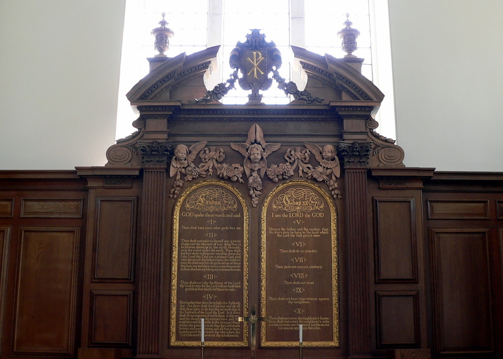 Museumsplakette mit Text und Skulpturen