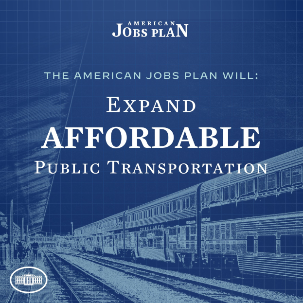 Plakat mit einem Zug auf einer Bahnstrecke mit einigen Menschen in der Nähe, das "The American Jobs Plan Will Expand Affordable Public Transportation" bewirbt