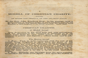 Altes Buch mit dem Titel "Modell christlicher Nächstenliebe" mit vergilbten, zerfransten Seiten und geschwungener Schrift.