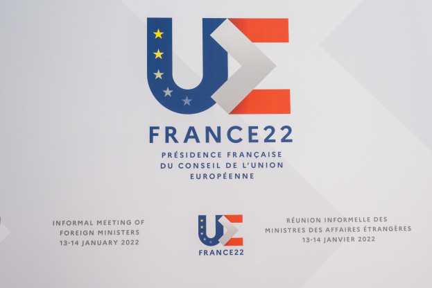 Plakat für die "Frankreich 22 - Informelle Tagung der Außenminister" mit dem EU-Logo, einem blauen Kreis, weißem Rand und einem weißen Stern.