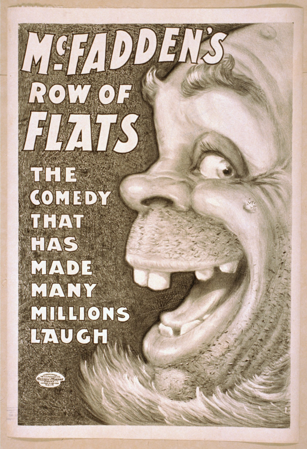 Plakat einer lachenden Person mit wildem Haar, weit aufgerissenen Augen und einem strahlenden Grinsen, vor einem hellgelben Hintergrund, mit dem Text "McFadden's Row of Flats: Die Comedy, die viele Millionen zum Lachen gebracht hat" quer über das Bild.