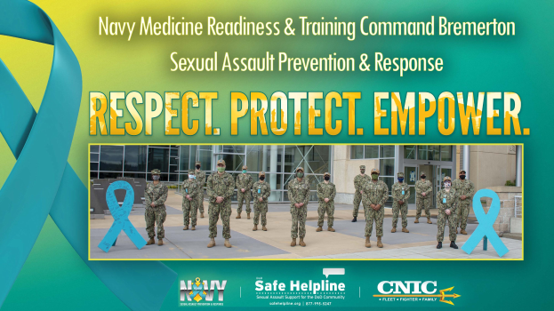 Plakat für das Sexual Assault Prevention & Response Programm der Navy Medicine Readiness & Training Command Bremerton, das Uniformierte vor einem Gebäude mit der Aufschrift "Respekt, Schutz, Ermächtigung" zeigt.
