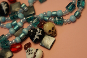 Künstlicher Schmuck wird im Bild gezeigt.