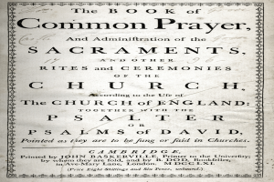 Ein altes Buch mit dem Titel "The Book of Common Prayer and Administration of the Sacraments, Rites and Ceremonies of the Church of England" liegt aufgeschlagen da, wobei eine Seite mit schwarzem Text zu sehen ist.