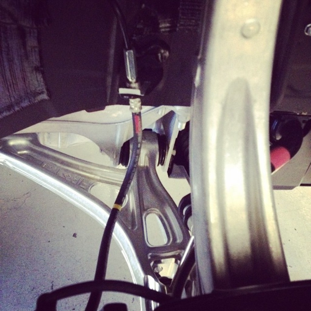 Eine metallene Elektromaschine, die an einer Wand montiert ist.