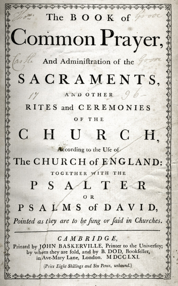 Altes Buch mit dem Titel "The Book of Common Prayer and Administration of the Sacraments, Rites and Ceremonies of the Church of England", aufgeschlagen auf einer Seite mit schwarzer Tinte.