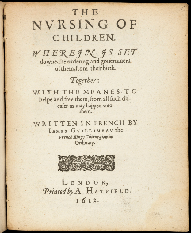 Ein offenes, abgenutztes Buch mit dem Titel "Die Pflege von Kindern" mit zerfransten Seitenrändern, schwarzer Kursivschrift und einem schmalen schwarzen Rahmen um den Titel auf einem weißen Hintergrund.