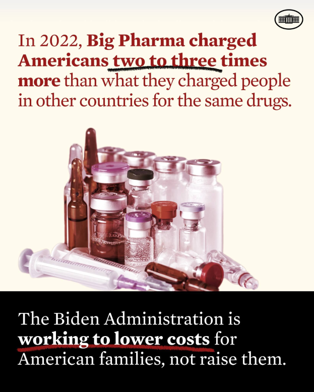 Ein Plakat zeigt, dass Big Pharma 2022 Amerikanerinnen und Amerikanern für dieselben Medikamente zwei bis dreimal so viel berechnet hat wie in anderen Ländern, mit Bildern von Medikamentenflaschen und einer Spritze darunter.