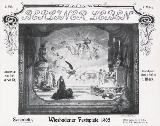 Schwarz-weißes Foto einer Bühne mit Darstellern in traditioneller deutscher Tracht bei den "Wiesbadener Festspielen 1902", mit einem applaudierenden Publikum im Hintergrund.