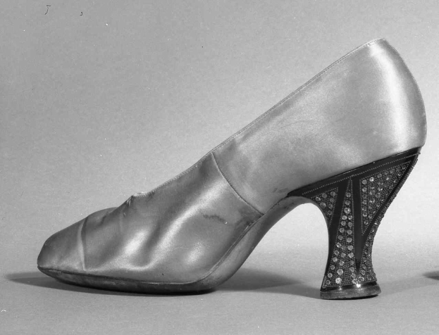 Schwarzes und weißes Foto eines Paares glänzender, hochhackiger Damenschuhe aus den 1930er Jahren.