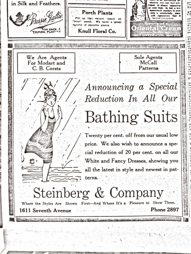 Eine Frau in einem weißen hochgeschlossenen, langärmligen Kleid mit einem Dutt sitzt in der Mitte einer Werbung für die Badeanzüge von Steinberg & Company, umgeben von Text.