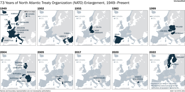 Eine Karte, die die 73-jährige Erweiterung der Nordatlantikvertragsorganisation (NATO) von 1949 bis heute zeigt, mit farblich kodierten Regionen nach Jahren und informativem Text oben.