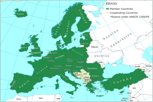 Ein detailliertes Kartenbild von Europa, das die Mitgliedstaaten der Europäischen Union hervorhebt, mit wichtigen Städten, Flüssen und Grenzen, begleitet von Text, der die Landesnamen und Grenzinformationen bereitstellt.