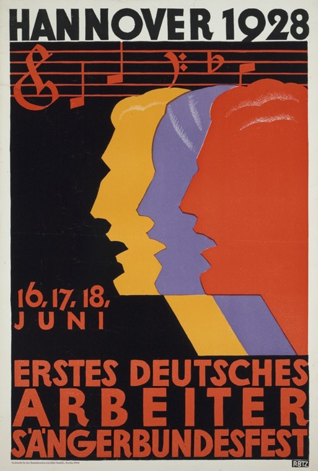 Ein Vintage-Plakat für das Hannover 1928 Erste Deutsche Arbeiter Sangerbundesfest, das drei zentrale Figuren und Text zeigt, der das Ereignis beschreibt.