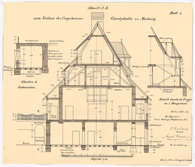 Schwarze und weiße architektonische Zeichnung eines Hauses mit zahlreichen Fenstern und einem Dachfirst, beschriftet als erstes Haus in Deutschland, begleitet von detaillierten Strukturplänen und Text.