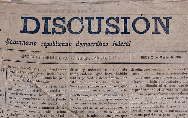 Ein gelblich, leicht zerknittertes Zeitungsblatt mit der schwarzen Schrift 'Diskussion', das die Überschrift 'Semanario Repúblicano Democrático Federal' trägt.