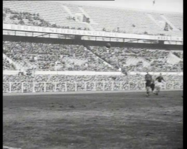 Schwarzes und weißes Foto eines Fussballspiels in einem Stadion, mit Spielern auf dem Feld und Zuschauern in den Rängen, beschriftet mit "1961-1962 Niederländische Fussballnationalmannschaft Finale" oben und unten.