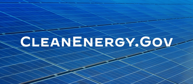 Blauer Solarpanel-Grid mit weißer "Clean Energy Gov"-Text in der Mitte, Teil eines sauberen Energieprogramms.