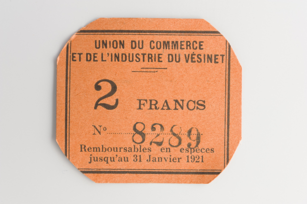 Orangener Eintrittskarte mit "Union du Commerce et de l'Industrie du Vésinet" darauf gedruckt, vor einem weißen Hintergrund.