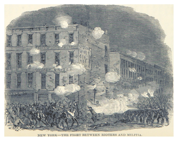 Plakat zeigt eine gewalttätige Konfrontation zwischen Randalierern und Miliz in New York City, mit Menschen, die Waffen halten, Gebäuden im Hintergrund und Rauch, der aus ihnen aufsteigt, begleitet von Text, der "New York - Der Kampf zwischen Randalierern und Miliz" lautet.