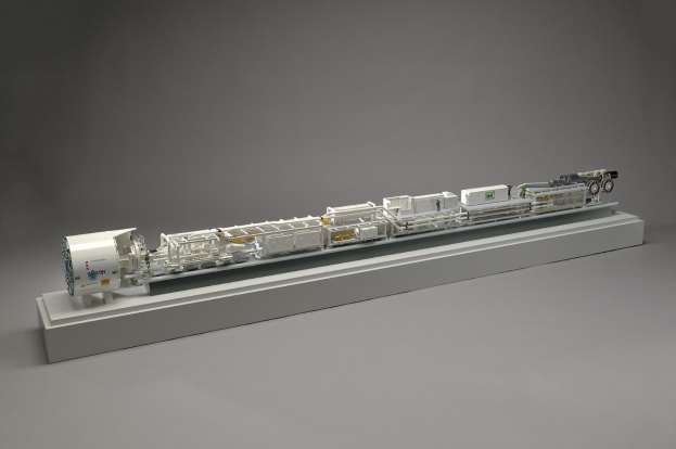Ausführliches Modell eines Sainsbury's-Hydrogen-Brennstoffzellensystems mit interconnected Components wie einem Kraftstofftank, Filter und Injektor auf einer weißen Oberfläche.