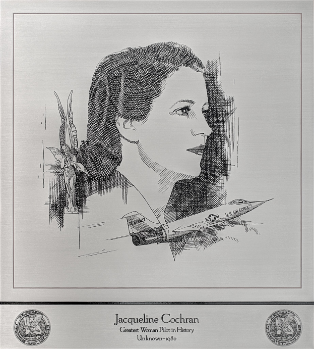 Schwarzes und weißes Porträt von Jacqueline Cochran, der größten Frauenschleuder der Geschichte, mit Text und zwei Logos unten.