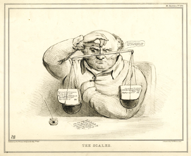 Ein Anwalt im Anzug sitzt an einem Tisch mit einer Waage davor und sieht Dokumente mit Text und Zahlen durch.