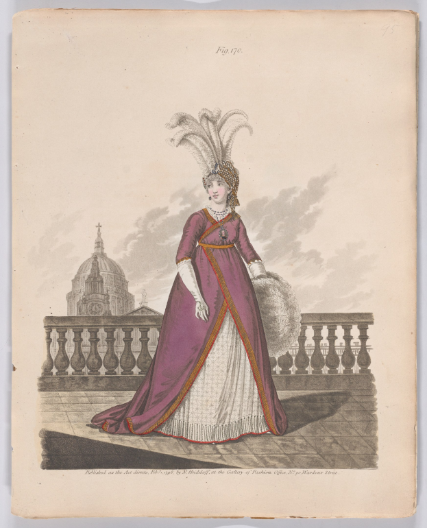 Frau in einem purpurfarbenen und weißen Kleid mit einer Federhaube, die an einem Geländer steht, mit einem Gebäude und Wolken im Hintergrund, beschriftet mit 'Mode von New York, New York Street, 1790.'