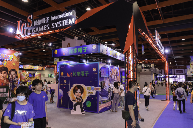 Menschen gehen durch einen Konferenzsaal auf einer Gaming-Messe in China, einige tragen Taschen und halten Gegenstände, mit Displaytafeln, Deckenbeleuchtung und einem Teppichboden.