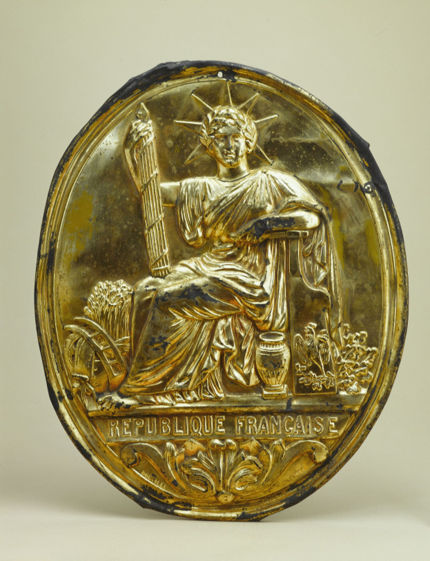 Goldenes rundes Schild mit erhabener Statue der Freiheitsstatue-Entwurf mit eingraviertem Text auf weißem Hintergrund.