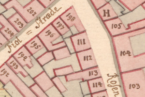 Ein detaillierter alter Stadtplan, der Straßen, Gebäude und Sehenswürdigkeiten mit Texten zeigt, die Namen und zusätzliche Informationen bereitstellen.