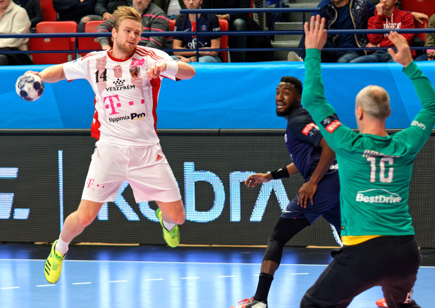 Eine Gruppe von Männern spielt Handball auf einem Platz während des Futsal-Weltmeisterschaftsspiels 2019 zwischen Bayern München und Paris Saint-Germain, mit Zuschauern im Hintergrund.