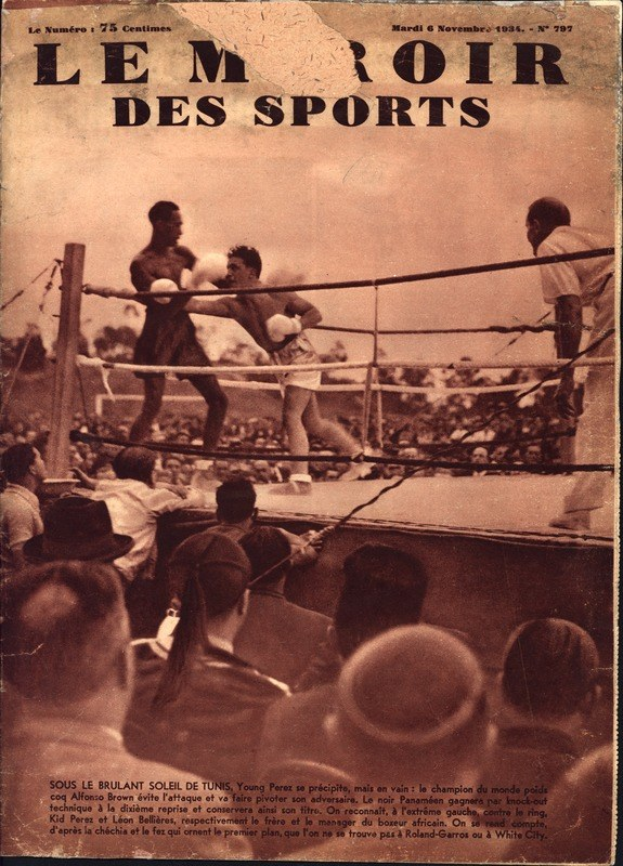 Schwarzes und weißes Foto von zwei Boxern im Boxring mit einer Zuschauermenge, mit dem Text "Le Roir des Sports" oben.