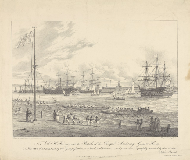 Eine Zeichnung von Booten im Wasser mit Menschen am Ufer, Fahnenmasten und Gebäuden im Hintergrund, betitelt 'Die Aussicht auf die Regatta von den jungen Herren der Anstalt der königlichen Akademie, Gosport Hants.'