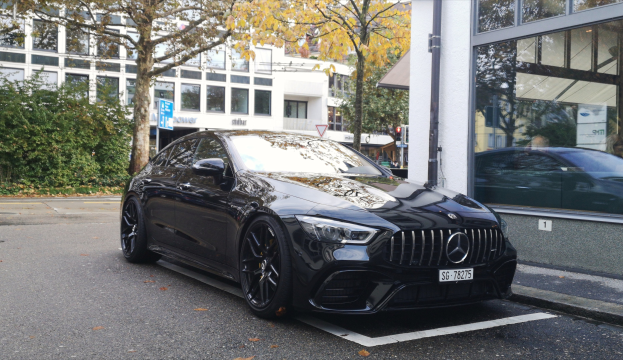 Polizei beschlagnahmt abgesenkten Mercedes
