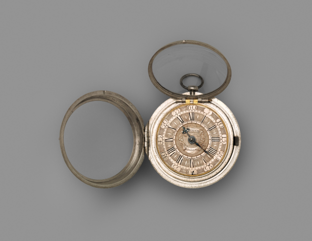 Eine silberne Taschenuhr mit rundem Gehäuse und Deckel, römischer Ziffernblatte, vor einem grauen Hintergrund.