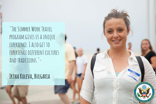 Eine Frau mit einer Tasche und einem Lächeln, umgeben von einer Gruppe von Menschen, die gehen, mit Text auf der linken Seite des Bildes, der lautet "Das Sommerarbeitprogramm gibt uns eine einzigartige Erfahrung, ich erlebe auch verschiedene Kulturen und Traditionen - Irina Koleva, Bulgarien".