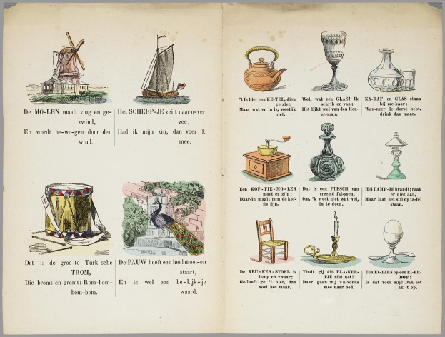 Offenes Buch mit gemischten Medien-Elementen – Fotos, Text und Designs – ästhetisch auf einer flachen Oberfläche angeordnet, mit einem Spektrum an leuchtenden bis gedämpften Farben.