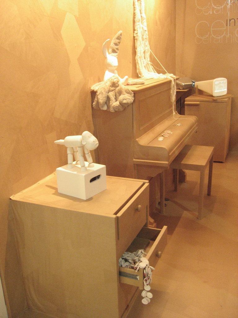 Ein Raum mit Schränken, einer Tastatur, einigen Spielzeugen und einer Wand.