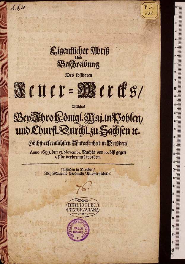 Altes Buch mit dem Titel "Bibliotheca Ponckaviana 1699-1810" mit Text und einem Stempel, neben einer Lineale auf einem schwarzen Hintergrund platziert.