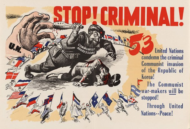 Ein Plakat mit einer Hand, die ein Schild mit der Aufschrift "Stoppen Sie den Kriminellen" hält, und einer Gruppe von Menschen mit Fahnen im Hintergrund, mit zusätzlichem Text, der die Verwendung von menschlichem Haar fordert.