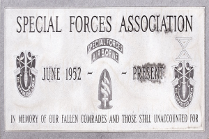 Plakette mit "Spezialeinheiten-Vereinigung"-Text und Special Forces Airborne-Logos, wahrscheinlich ein military memorial.
