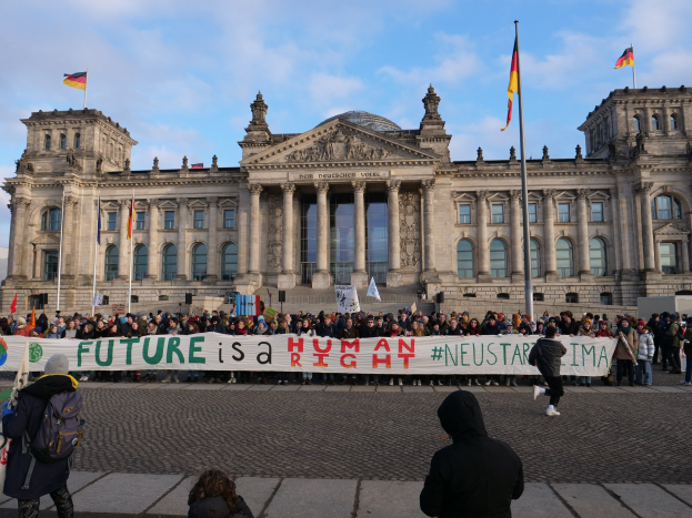 Gruppe von Menschen vor dem Reichstag in Berlin mit einem Banner mit der Aufschrift "Zukunft ist ein menschlicher Neustar ima."