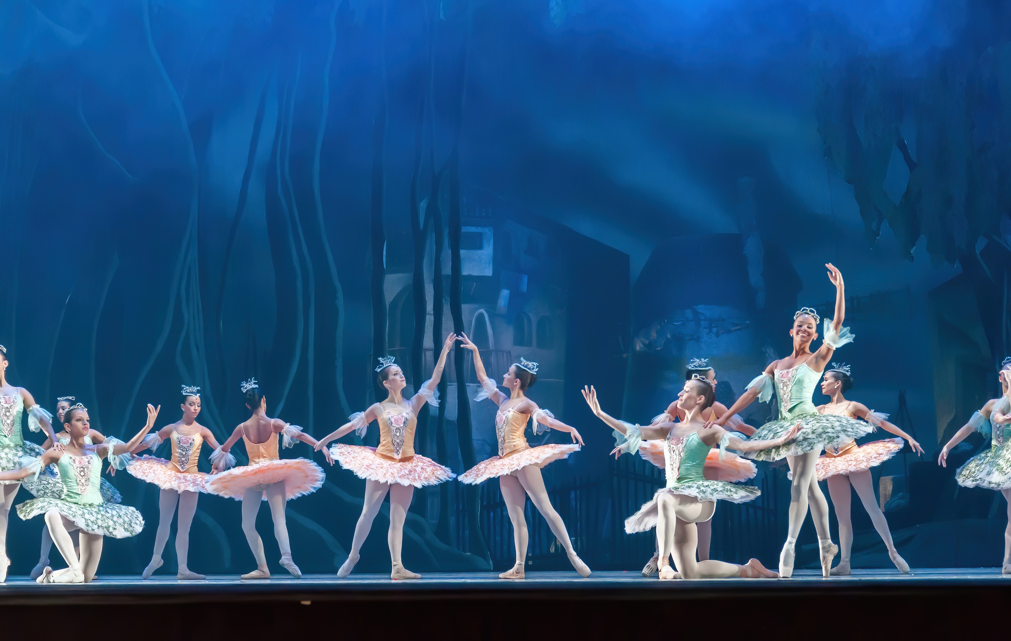 "Theater of Estrada Song" des Zentrums für Ästhetische Erziehung von Kindern der Nizhny-Novgorod-Region wird vor Beginn der "Nussknacker"-Vorstellung im Nizhny-Novgorod-TYUZ am 1. Juni auftreten