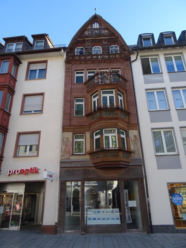 Gewerbliches Immobilienobjekt mit mehreren Fenstern zum Verkauf in Heidelberg, Deutschland, unter einem klaren blauen Himmel.