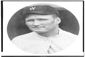 Joe DiMaggio, ein ehemaliger Major League Baseball-Spieler, in einem Schwarz-Weiß-Foto mit einem weißen Hemd und einer Mütze.