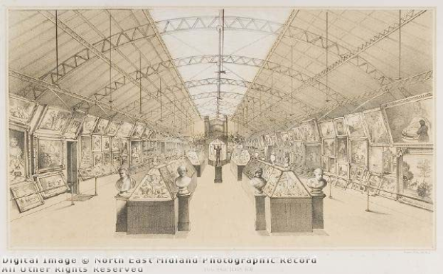 Ein großer Raum mit zahlreichen Gemälden, Statuen auf Sockeln und gerahmten Fotos, identifiziert als National Gallery of Art in Midland durch Text und Zahlen unten.